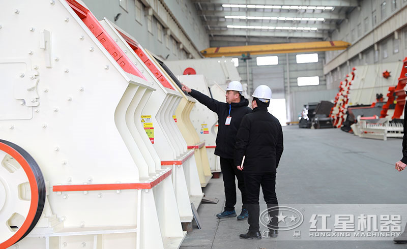 客戶來廠考察錘式破碎機(jī)