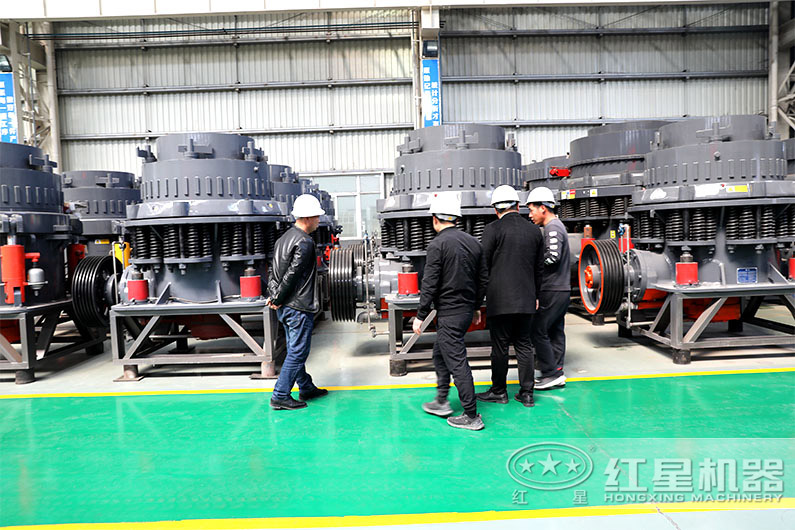 客戶參觀圓錐破碎機(jī)
