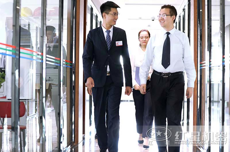 客戶經(jīng)理接待用戶參觀中