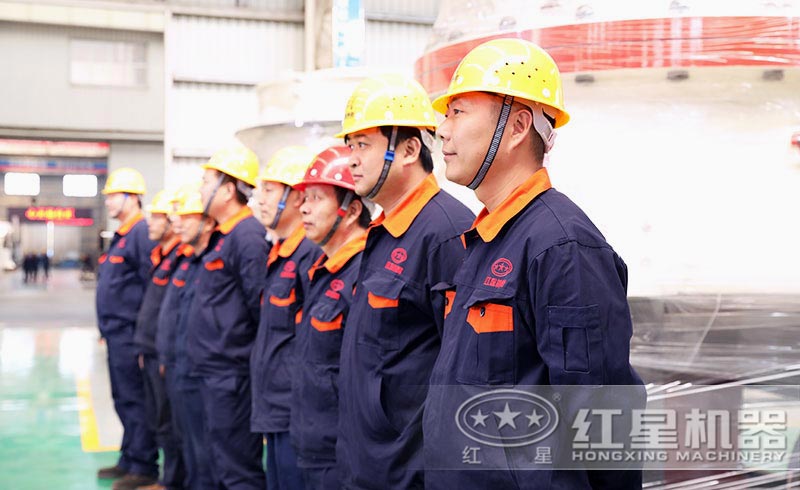 車間技術(shù)工人在開晨會