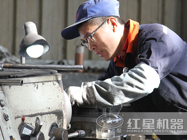 車間技術(shù)工人在認(rèn)真生產(chǎn)中