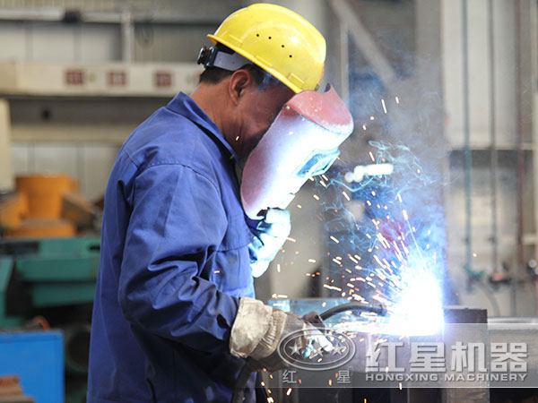 技術(shù)工人在認(rèn)真進(jìn)行焊接作業(yè)中