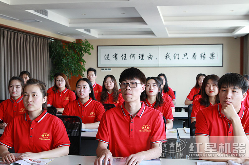 紅星員工在進(jìn)行產(chǎn)品培訓(xùn)中