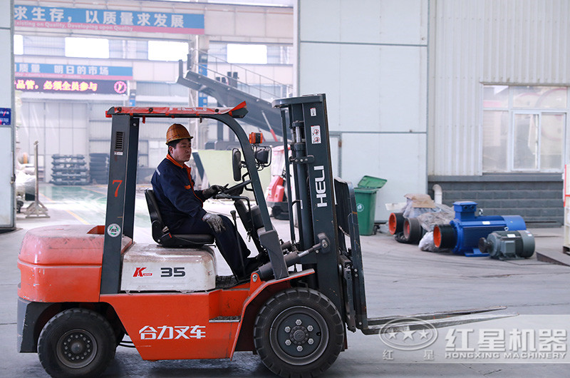 生產(chǎn)車間技術(shù)人員工作實(shí)景
