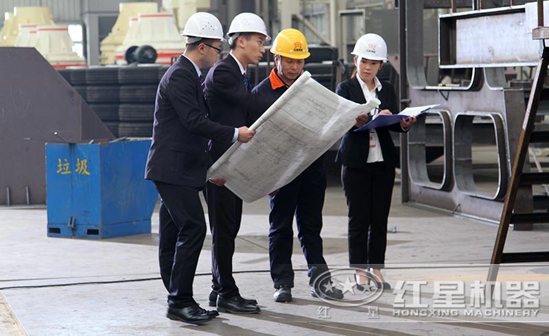 客戶與技術(shù)人員在商討設(shè)計方案