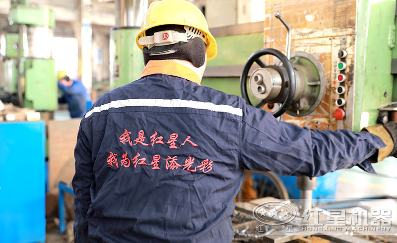 車間師傅在認(rèn)真工作中
