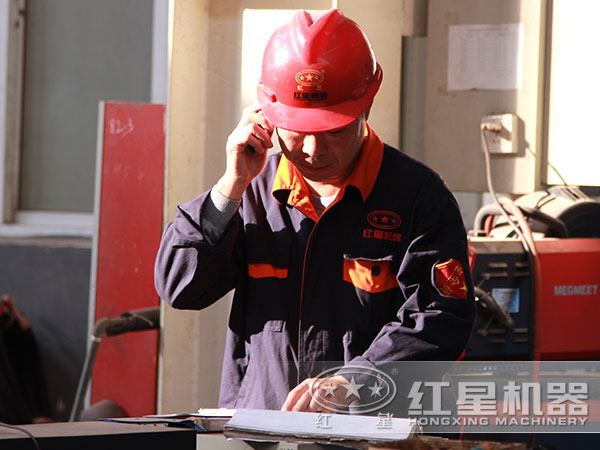 車間師傅在核對(duì)記錄中