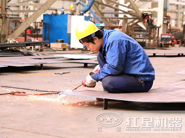 車間師傅在認(rèn)真作業(yè)中