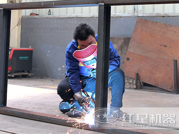 工人在進行焊接工作中