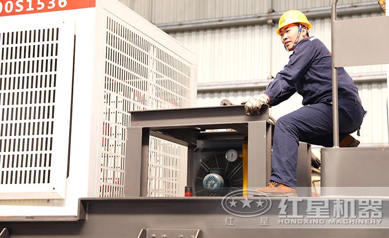 車(chē)間師傅在檢查電機(jī)中