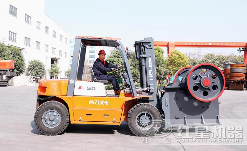 車間工人作業(yè)中