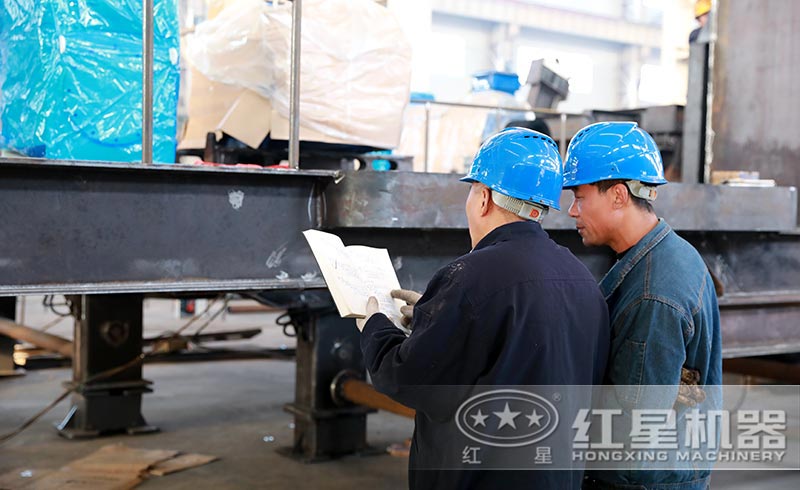車間技術工人探討問題中