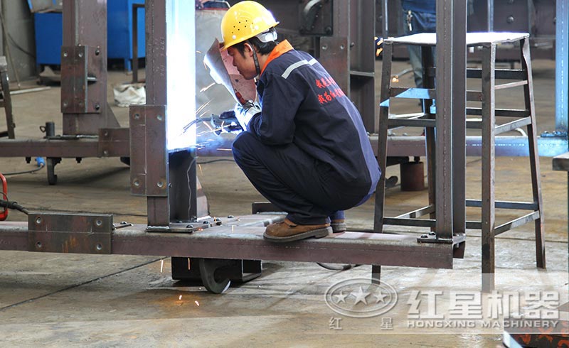 車間工人在進行焊接作業(yè)中