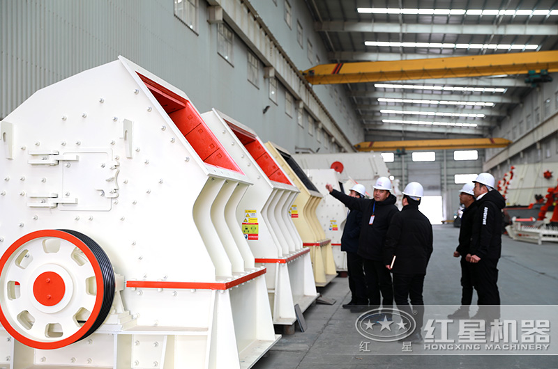 客戶來(lái)廠考察錘破機(jī)