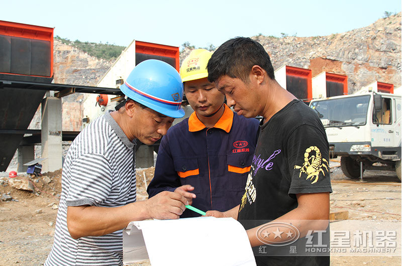 技術(shù)員在現(xiàn)場安裝設(shè)備，指導(dǎo)操作人員中