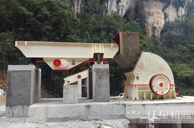 錘式破碎機(jī)破碎生產(chǎn)現(xiàn)場(chǎng)