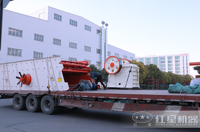 頭破設(shè)備顎式破碎機(jī)發(fā)貨現(xiàn)場