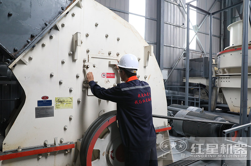 技術(shù)員在檢查錘破機(jī)設(shè)備中